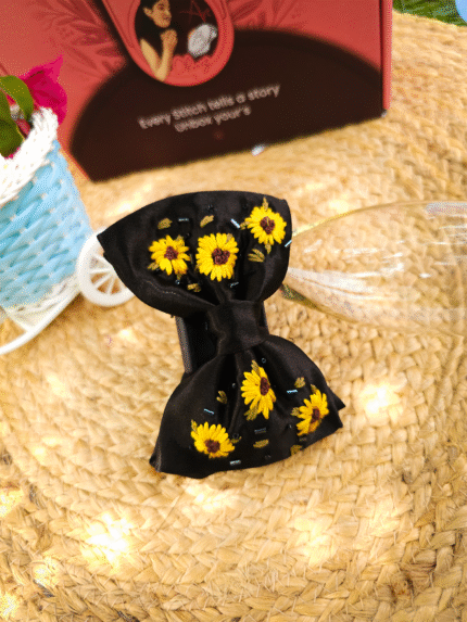 SunTwist – Sunflower Clutcher Bow
